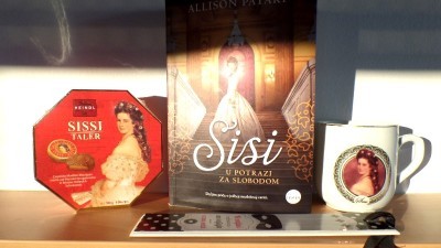 Sisi – Allison Pataki - Najljepša i najtužnija kraljica i carica svijeta nas vodi u svijet raskoši, prosperiteta, prevrata, intriga, umjetnosti, ljubavi i mržnje.