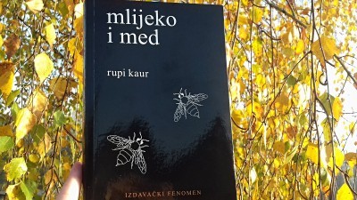 Rupi Kaur: "Mlijeko i med" – zbirka koja će osnažiti svaku ženu