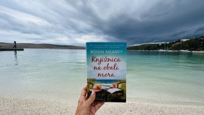 Knjižnica na obali mora – Roisin Meaney – feel good knjiga koja osvaja naslovom, likovima i emocijama